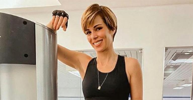 Ana Furtado exibe a barriga tanquinho e fala da menopausa antecipada