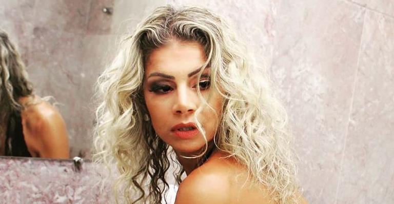 Aos 43 anos, Catia Paganote arranca elogios ao empinar o bumbum só de lingerie: ”Sexy”