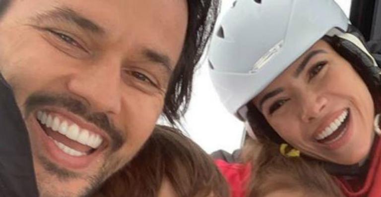 De férias, Patrícia Abravanel ensina os filhos a esquiar mas não leva o caçula para viagem