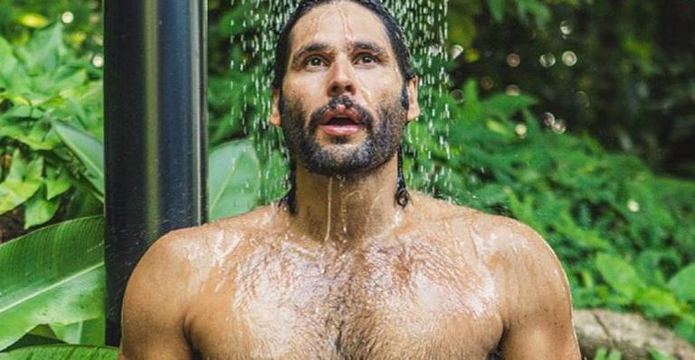 Após interpretar Jesus, Dudu Azevedo mostra caminho da felicidade no chuveiro: ”Como não pecar?”