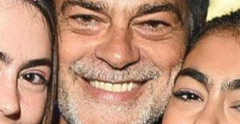 Eduardo Moscovis surge em clique raro com filhas gatas e seguidores analisam: ”A cara dele”