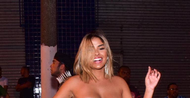 Ex-BBB Munik Nunes luta para não mostrar demais ao ensaiar na rua usando só um top