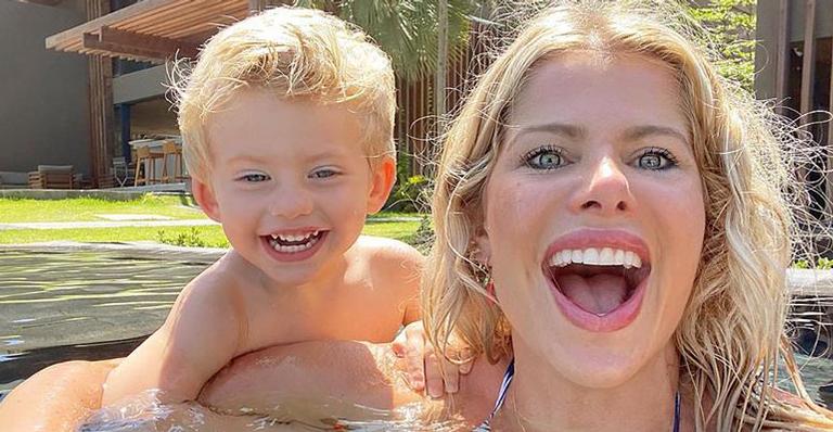 Filho de Karina Bacchi rouba a cena ao surgir com terno verde: ”Sou apaixonada”