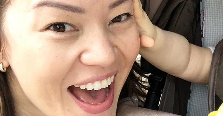 Filho de Geovanna Tominaga gargalha e faz carinho na mãe em foto inacreditável