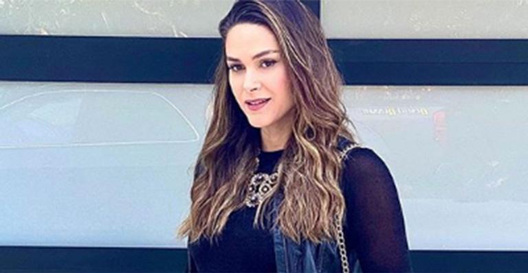 Grávida, Fernanda Machado exibe a barriguinha de cinco meses