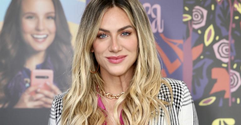 Grávida, Giovanna Ewbank surge com blusinha transparente e mostra barriguinha tímida