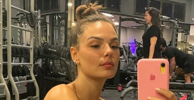 Fitness! Isis Valverde exibe cinturinha fina durante rotina de exercícios: ”Sempre em movimento”