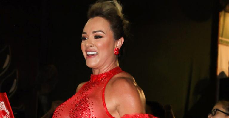 Juju Salimeni exibe bumbum perfeito e seios fartos com look totalmente transparente