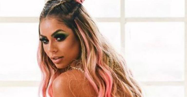 Lexa deixa bumbum à mostra em look completamente aberto e marido comenta