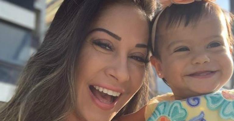 Mayra Cardi derrete fãs em momento de chamego com a filha durante o almoço