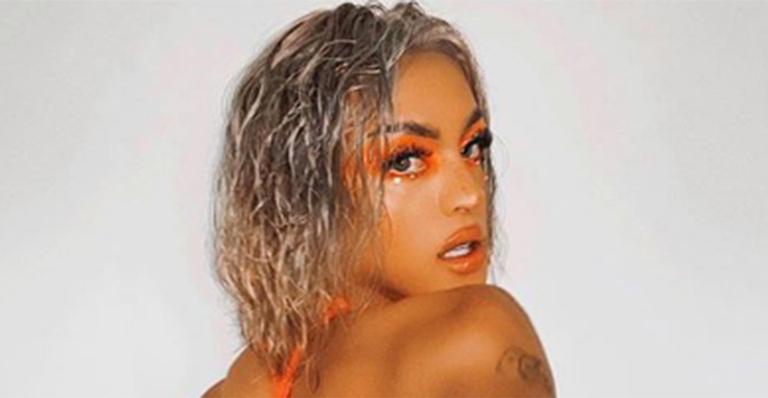 Pabllo Vittar surge nua em foto ousada no banheiro