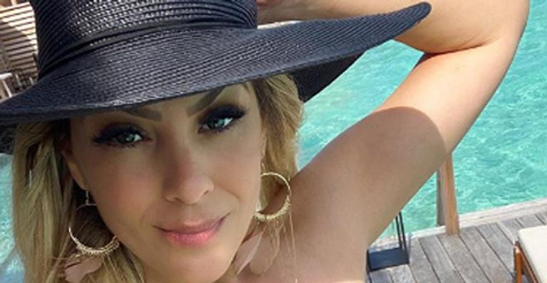 Renata Fan é acusada de editar foto de biquíni e desabafa: ”Por favor, não critiquem”