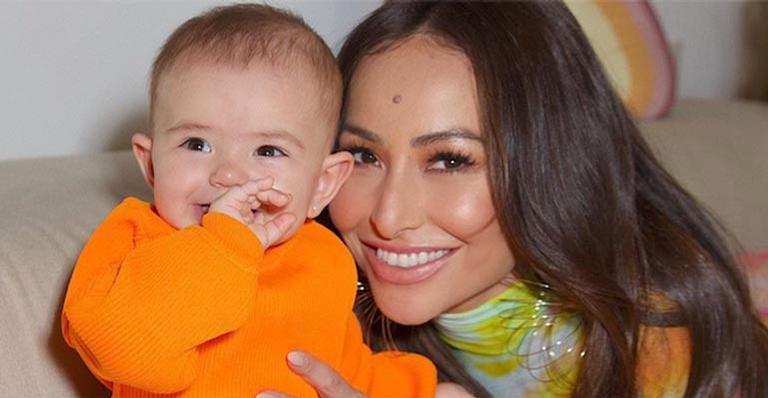 Sabrina Sato mostra a filha fazendo fisioterapia e intriga fãs: ”Admiração”