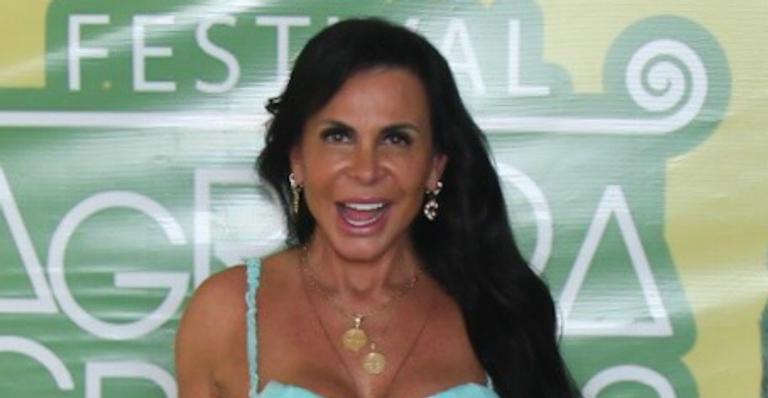 Solteira, Gretchen abusa de vestidinho micro e ostenta seu corpão aos 60 anos