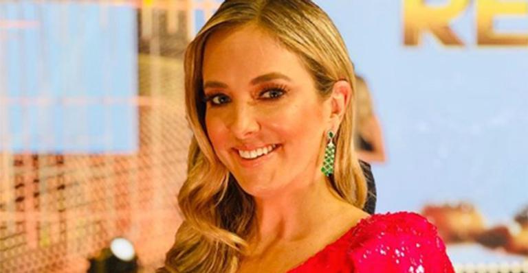 Ticiane Pinheiro exibe corpo sarado ao surgir de biquíni