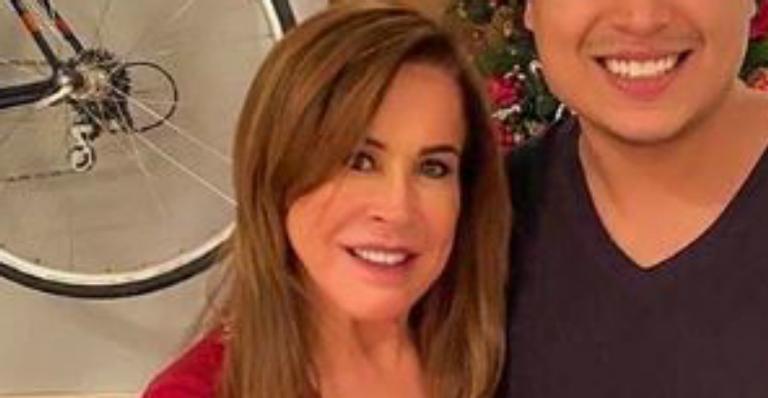 Zilu Camargo faz raro post ao lado do filho gato e celebra aniversário: ”Amo incondicionalmente”