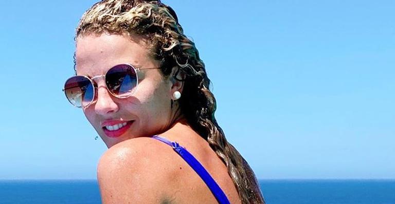Debby Lagranha surge de biquíni em piscina luxuosa e deixa fãs babando