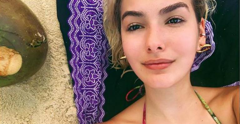 Em raro clique, Marina Moschen posa de biquíni em banho de cachoeira e mostra boa forma