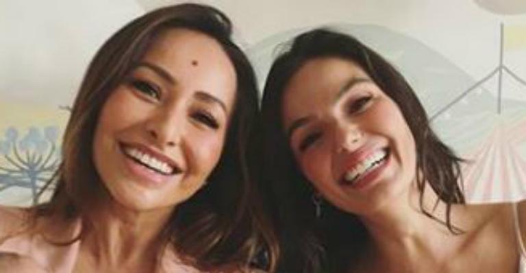 Isis Valverde e Sabrina Sato encantam web ao mostrarem primeiro encontro dos filhos