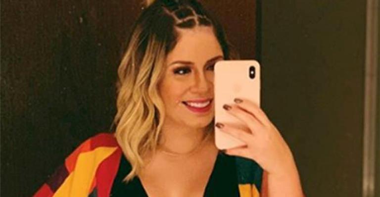Marília Mendonça deixa parte da barriga de fora em look ousado