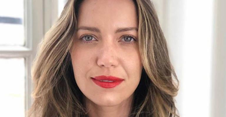 Nathalia Dill exibe corpão e passa por perrengue com biquíni