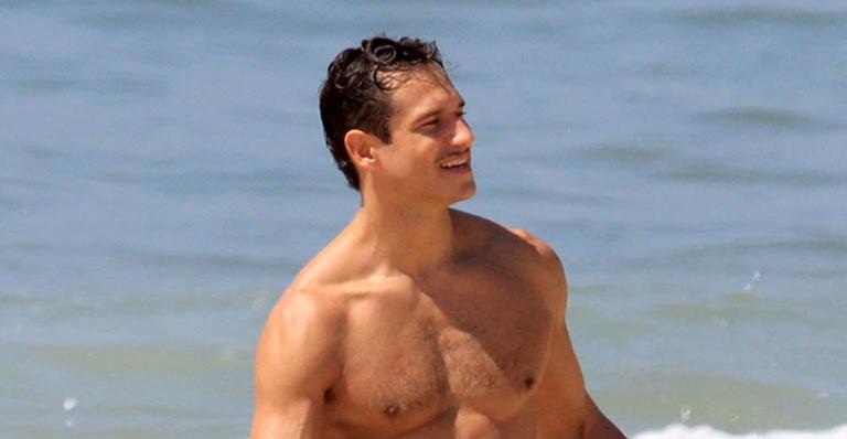 Paulo Rocha faz rara aparição com o filho na praia