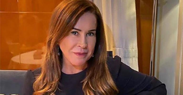 Zilu Camargo exibe cinturinha fina ao usar justíssimo