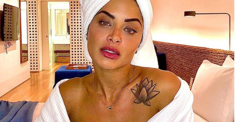 Aline Riscado abre roupão até o limite e seios fartos roubam a cena: ”Um escândalo”