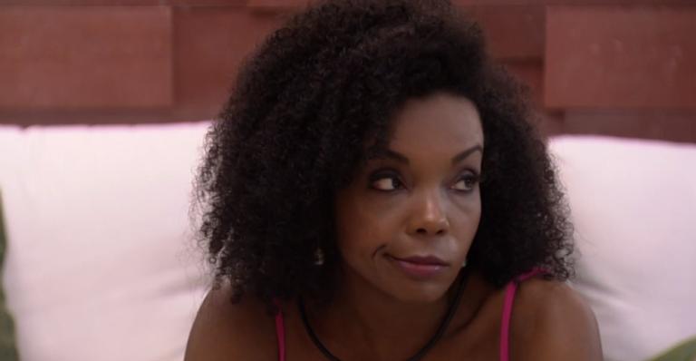 BBB 20: Após briga com Lucas, Thelma chora de fome durante a madrugada