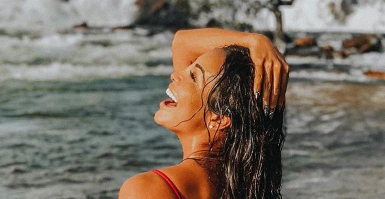 Carol Nakamura exibe bumbum imenso em foto de biquíni e namorado não se contém