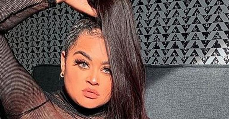 Grávida, ex-BBB Rízia Cerqueira surge de barriga de fora com look ousado