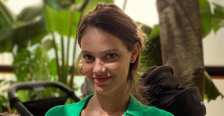 Chay Suede flagra Laura Neiva amamentando a pequena Maria em clique emocionante