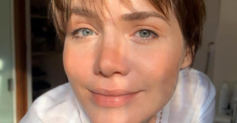 Leticia Colin corta os cabelos do marido e mostra resultado na web: ”Aceito crédito, débito e fralda”