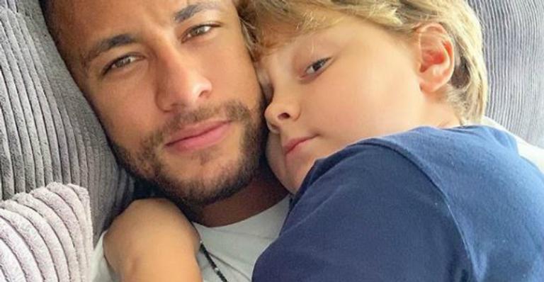Em clique fofo, Davi Lucca parabeniza o pai, Neymar Jr., com homenagem especial