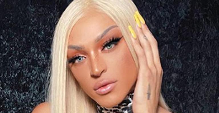 Pabllo Vittar dá close na cueca em momento ousado na frente do espelho