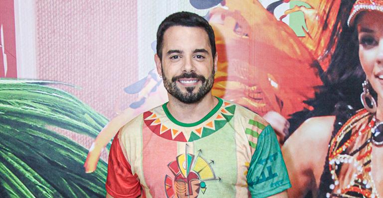 Pedro Carvalho cai no samba com o marido em ensaio de escola de samba