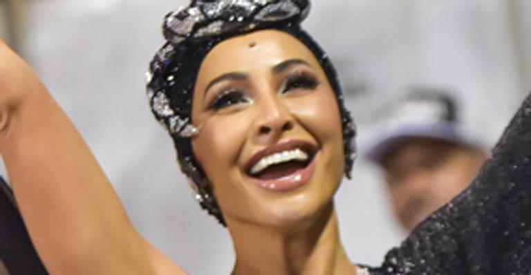 Rainha! Sabrina Sato esbanja boa forma em ensaio da Gaviões da Fiel