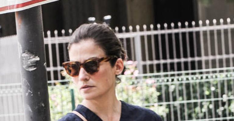Renata Vasconcellos caminha com look confortável nada básico em rara aparição longe do ‘JN’