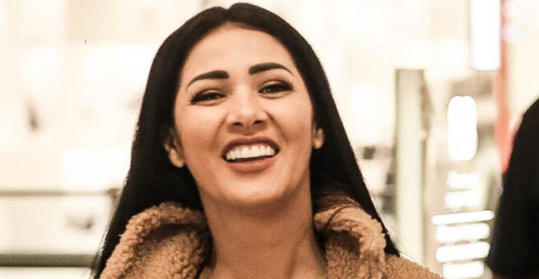 Simaria é flagrada com look excêntrico em liquidação de shopping