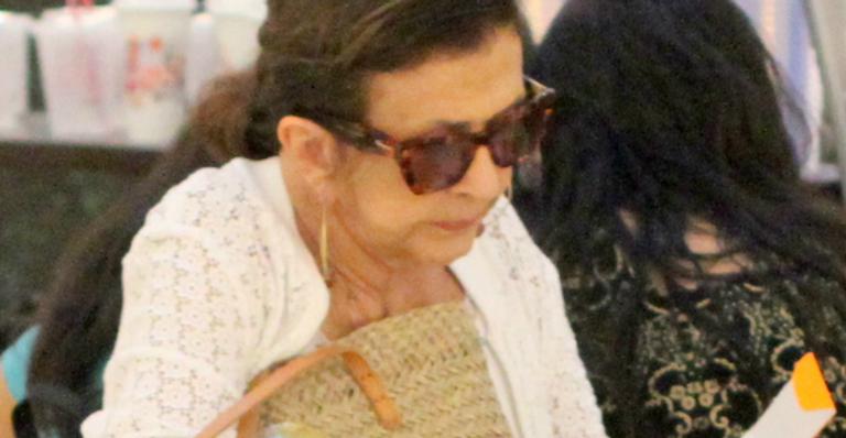 Discreta, Betty Faria é fotografada em rara aparição com o neto adolescente