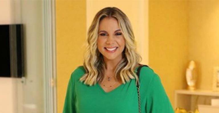 Carla Perez exibe corpão ao surgir de biquíni em selfie com o marido