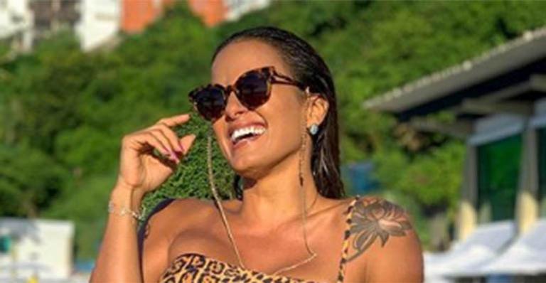 Carol Peixinho exibe barriga sarada e recebe elogio de Ivete Sangalo
