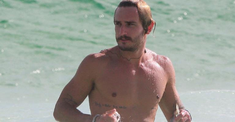Ex-BBB Alan Possamai é flagrado com loira misteriosa em dia na praia