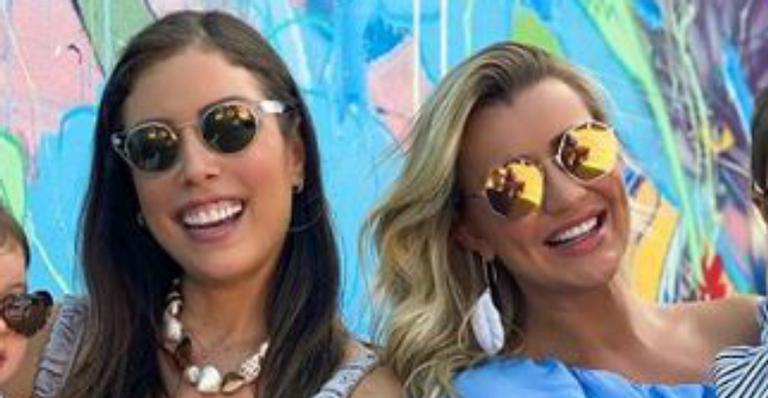 Fabiana Justus combina o looks das filhas gêmeas em clique com Ana Paula Siebert: ”Lindas!”