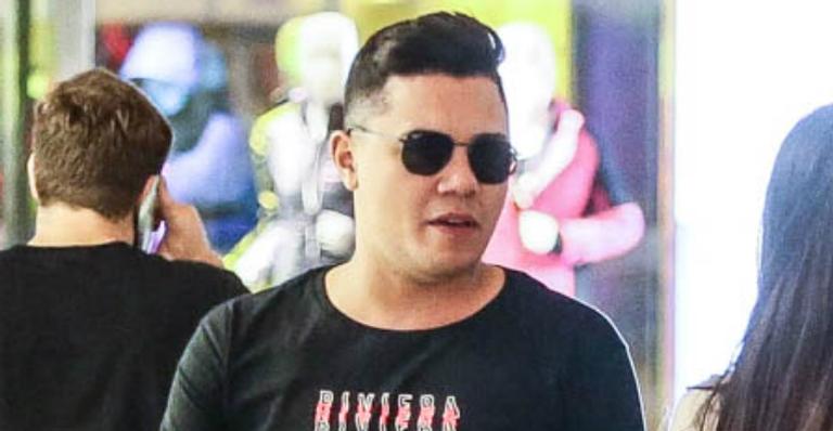 Felipe Araújo é clicado durante passeio com a nova namorada gata no Rio de Janeiro