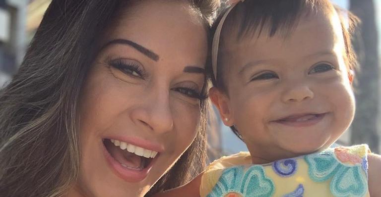 Fofura! Mayra Cardi encara rotina fitness com Sophia no colo