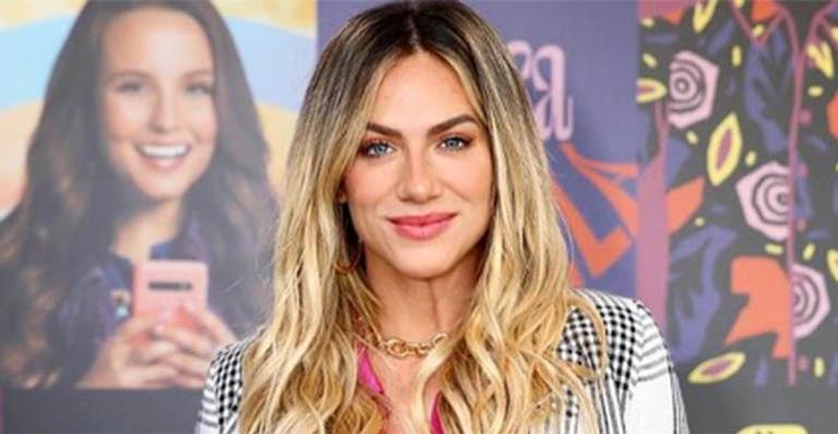 Giovanna Ewbank exibe a barriga de grávida em selfie no espelho