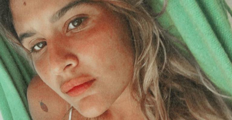 Filha de Flávia Alessandra, Giulia Costa posa só de roupão e chama atenção