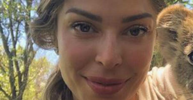 Grazi Massafera rouba a cena com clique natural em viagem com Caio Castro e a filha