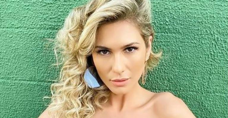 Com vestido justinho, Lívia Andrade ostenta cinturinha impressionante e é acusada de manipular foto